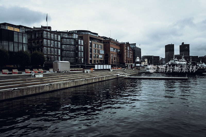 Aker Brygge海港和市政厅在挪威奥斯陆的晨景